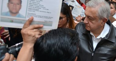 صور .. الرئيس المكسيكى يتحدث مع أقارب الأشخاص الذين تم تسجيلهم فى عداد المفقودين