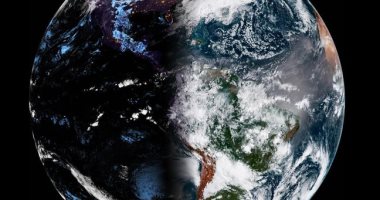 نص ليل ونص نهار.. صورة مذهلة للأرض من الفضاء مع بدء الاعتدال الربيعى