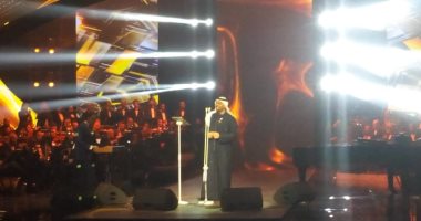 فيديو وصور.. حسين الجسمى يبدأ حفل الأوبرا بـ6 الصبح