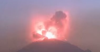 "قلب الليل نهار".. لحظة انفجار بركان فى المكسيك.. فيديو