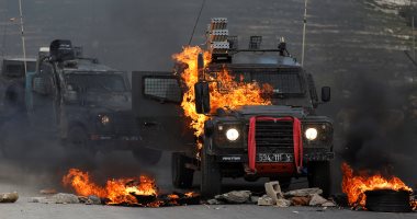 صور..اشتباكات مع الاحتلال والفلسطينيين يضرمون النار فى سيارات الشرطة الإسرائيلية
