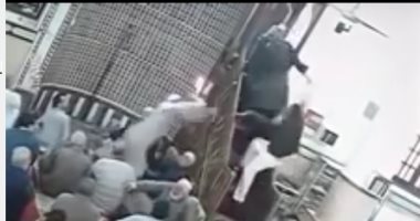 فيديو.. مُصلى يحاول الاعتداء على إمام مسجد.. والأخير يركله بقدمه