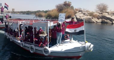 صور.. "طلائع الشباب والرياضة" ينظمون مسيرة بالمراكب النيلية فى أسوان