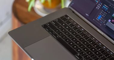أبل تعتذر لمستخدميها عن مشكلة لوحة مفاتيح MacBook