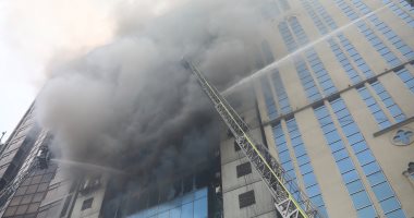 صور.. حريق هائل بمبنى فى بنجلاديش والنيران تحاصر العشرات