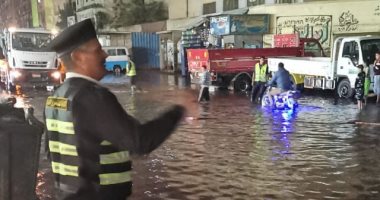 صور.. كثافات مرورية بسبب كسر ماسورة مياه فى شارع بورسعيد بالقاهرة 