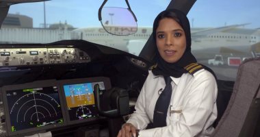 الإماراتية هدى المسلمى تحقق حلمها فى قيادة الطائرات.. فيديو