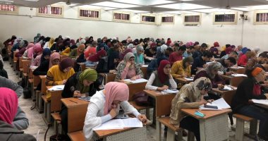 فيديو.. طلاب جامعة القاهرة يؤدون امتحانات الميدتيرم.. والخشت: حالات الغش قليلة