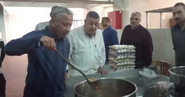 صور.. نائب رئيس جامعة الأزهر يفاجئ مطبخ مدينة الطالبات بأسيوط