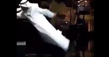 بعد سقوطه على المسرح بالكويت.. عبد الله الرويشد يطمئن جمهوره بمقطع فيديو