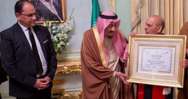 الملك سلمان يحصل على دكتوراه فخرية ومفتاح ذهبى خلال زيارته لتونس.. صور 