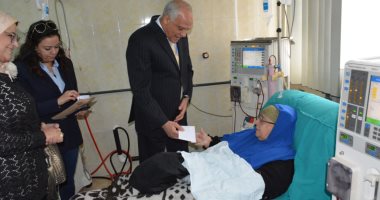 محافظ الجيزة يقدم مساعدات مالية الي 60 مريضا بمستشفى امبابة العام