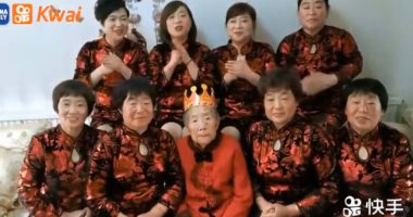 ثمانينية و8 بنات.. سيدة صينية تتلقى التهنئة من بناتها بعيد ميلادها الـ88