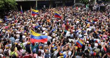صور.. آلاف المتعاطفين مع المعارضة يحتجون على تكرار انقطاع الكهرباء فى فنزويلا