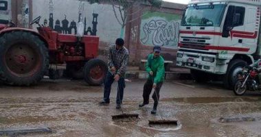 صور.. مجلس أشمون يرفع مياه الأمطار لتسهيل حركة المرور بالمنوفية