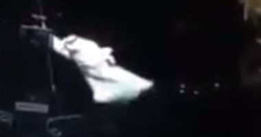 فيديو.لحظة تعثر وسقوط عبد الله الرويشد على وجهه أعلى المسرح فى الكويت
