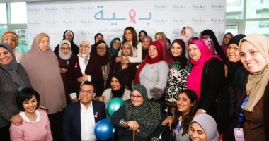 فيديو وصور.. ريهام حجاج تقضى يوما مع محاربات سرطان الثدى بمستشفى بهية