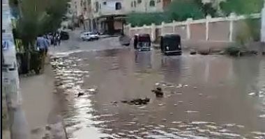 ماسورة مياه مكسورة فى مدينة ناصر بأسوان تغرق الشوارع وتعيق المارة