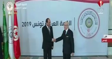 فيديو.. رئيس تونس يستقبل السيسى على هامش أعمال القمة العربية 2019