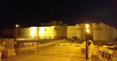 صور .. قلعة قايتباى بالإسكندرية تشارك فى ساعة الأرض 