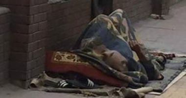 استغاثة لإنقاذ مشرد من برودة الجو أمام مستشفى الدمرداش
