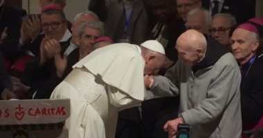 فيديو.. بابا الفاتيكان يُقبل يد راهب نجى وحيدا من مجزرة تبحيرين أثناء زيارته للمغرب