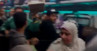 قارئة تشارك بفيديو لمنشدين يضفون البهجة على ركاب قطار البهجة إسكندرية - قنا