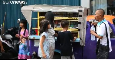 شاهد.. إندونيسى يحول سيارته لمكتبة متجولة لتشجيع الأطفال على القراءة