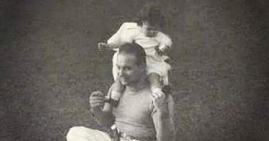 قصة صورة.. الملك فاروق يحمل ابنته الكبرى فريال على كتفه