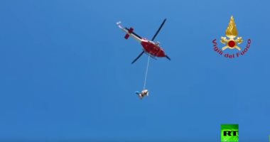 بطائرة هليكوبتر.. شاهد عملية إنقاذ "بقرة" علقت فى صخور جزيرة إيطالية