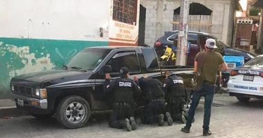 "ازاى ياجدع".. عصابة تخطف 11 شرطيا من الشارع وسط المكسيك.. صور 
