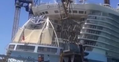 فيديو وصور.. رافعة تتسبب فى أضرار بالغة بعد سقوطها على أكبر سفينة بالعالم