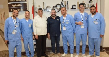صور.. الفنان طارق عبد العزيز يزور مستشفى علاج الأورام بالمجان فى الأقصر لدعم مرضى السرطان