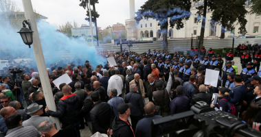 صور.. آلاف المتظاهرون يحاصرون البرلمان الألبانى للمطالبة باستقالة الحكومة