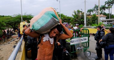 صور.. الآلاف فى فنزويلا يفرون إلى كولومبيا بسبب انعدام أوضاع المعيشة
