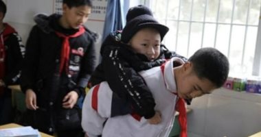 المادة الخام للبراءة.. طالب صينى يحمل صديقه العاجز على كتفه 6 سنوات