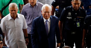 صور.. رئيس وزراء ماليزيا السابق يمثل أمام المحكمة فى قضية فساد