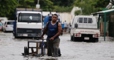 مصرع 10 أشخاص ونزوح الآلاف عقب فيضانات شديدة بإندونيسيا