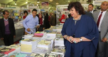 وزيرة الثقافة تتفقد معرض الإسكندرية للكتاب وتقرر إعادة إقامته فى الصيف.. صور