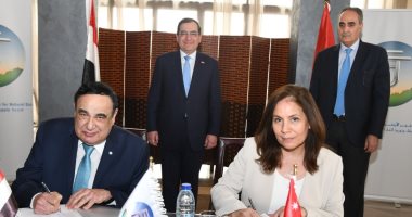 وزير البترول يشهد توقيع عقود تشغيل شركات مصرية لخطوط الغاز بالأردن