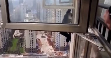 شاهد.. لص صينى يحاول الهرب من الشرطة بتسلقه نافذة الطابق 22