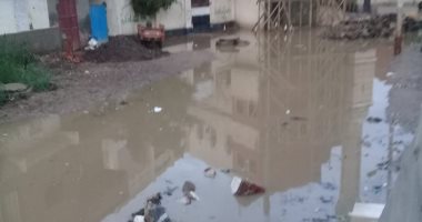 شكوى من غرق شوارع قرية ميت الديبة بمياه الصرف الصحى بكفر الشيخ
