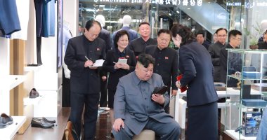 صور .. زعيم كوريا الشمالية يفتتح متجر تايسونج 