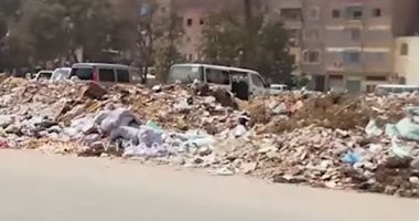 شاهد.. القمامة ومخلفات البناء تغلق الطرق بحى المرج