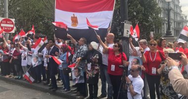 صور.. الجالية المصرية تحتشد أمام مقر  إقامة الرئيس السيسى فى واشنطن