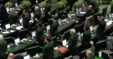 ردا على ترامب.. أعضاء البرلمان الإيرانى يرتدون زى الحرس الثورى.. فيديو