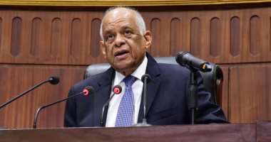 رئيس البرلمان ممازحا النواب: حتى فى رمضان مش بتبطلوا نميمة