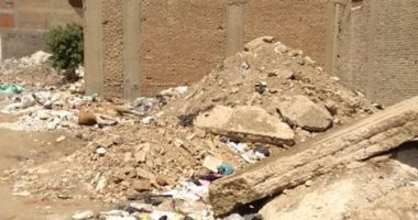 صور.. القمامة والمخلفات تغلق شارع أحمد على فى إمبابة