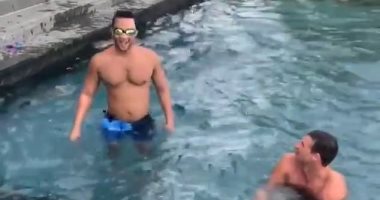 "مش كنت تعلمنى العوم".. جون ليجند يتعلم السباحة من "بطل أوليمبى"..فيديو