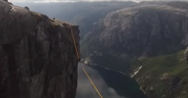 مغامر يسقط من حبل معلق على ارتفاع ألف متر.. اعرف التفاصيل